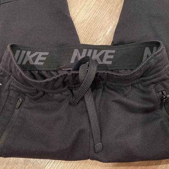 (5 for $25) kids Nike black jogger with zippered pockets - Picture 8 of 9
